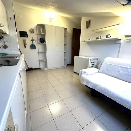 A 1 Minuto Dalla A Piedi - *